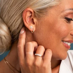 Pan Jewelry – Ørepynt i gult gull med hvit zirkonia, rose