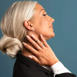 Pan Jewelry – Ørepynt i gult gull med zirkonia