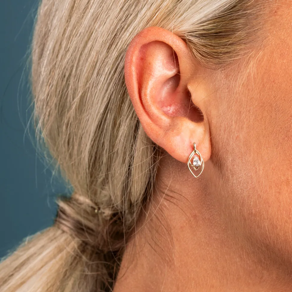 Pan Jewelry – Ørepynt i gult gull med hvit zirkonia