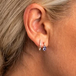 Pan Jewelry – Ørepynt i gult gull med lilla zirkonia