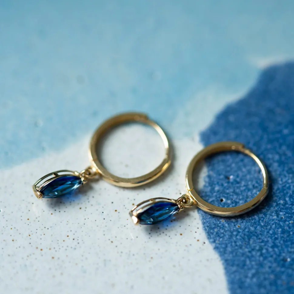 Pan Jewelry – Ørepynt i gult gull med blå zirkonia