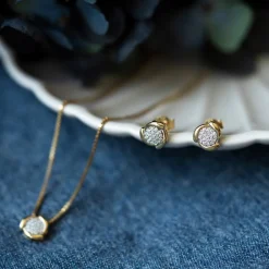 Pan Jewelry – Ørepynt i gult gull med diamanter – 012 ct W/P