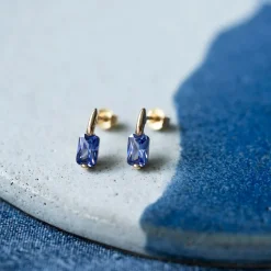 Pan Jewelry – Ørepynt i gult gull med lilla zirkonia