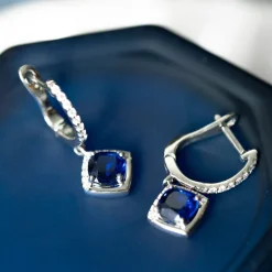 Pan Jewelry – Ørepynt i sølv med blå zirkonia