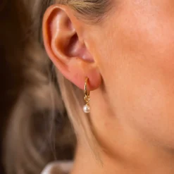 Pan Jewelry – Øreringer i forglt sølv med hvit perle