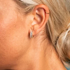 PAN Jewelry – Øreringer i forgyldt sølv med zirkonia, baguette – 13 mm