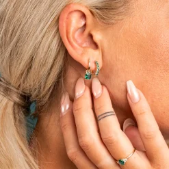 Pan Jewelry – Øreringer i forgyldt sølv med grønn zirkonia