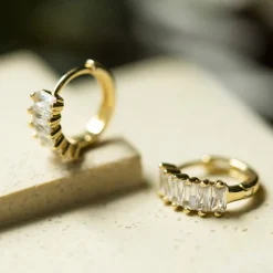 PAN Jewelry – Øreringer i forgyldt sølv med zirkonia, baguette – 13 mm