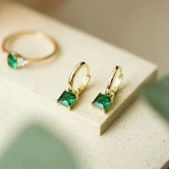 Pan Jewelry – Øreringer i forgyldt sølv med grønn zirkonia