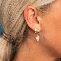 Pan Jewelry – Øreringer i gult gull med zirkonia