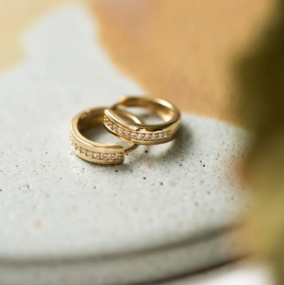 Pan Jewelry – Øreringer i gult gull med zirkonia