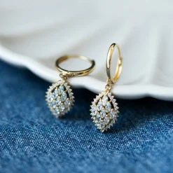 Pan Jewelry – Øreringer i gult gull med hvit zirkonia