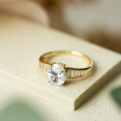 PAN Jewelry – Ring i forgyldt sølv med zirkonia, baguette