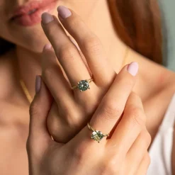 Pan Jewelry – Ring i gult gull med syntetisk spinell, sjøgrønn