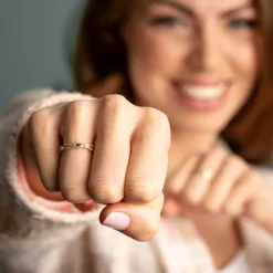 Pan Jewelry – Ring i gult gull med zirkonia