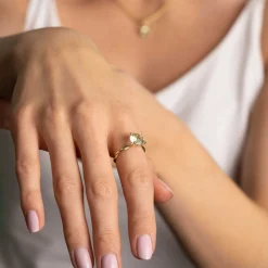 Pan Jewelry – Ring i gult gull med syntetisk krysolitt, lys grønn