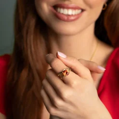 Pan Jewelry – Ring i gult gull med syntetisk padparascha, oransje