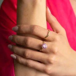 Pan Jewelry – Ring i gult gull med syntetisk spinell, rosa