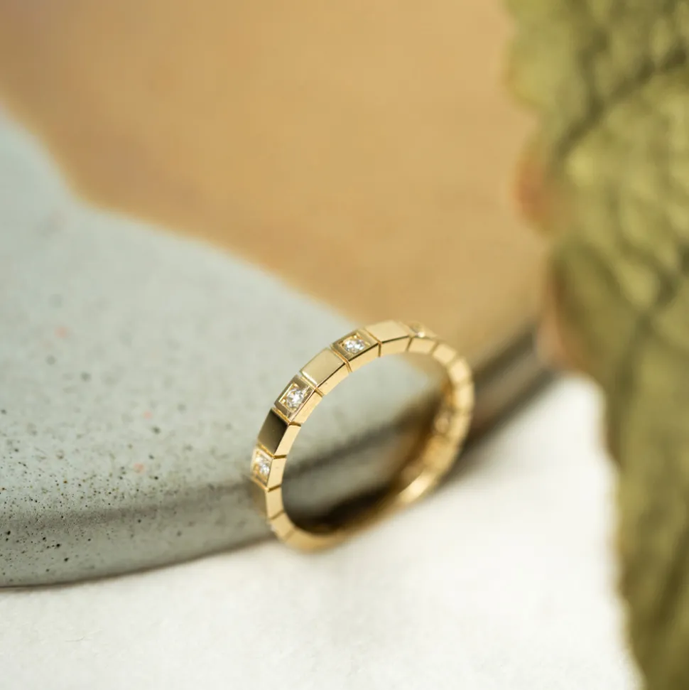 Pan Jewelry – Ring i gult gull med zirkonia