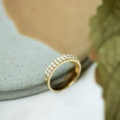 Pan Jewelry – Ring i gult gull med zirkonia i to rader