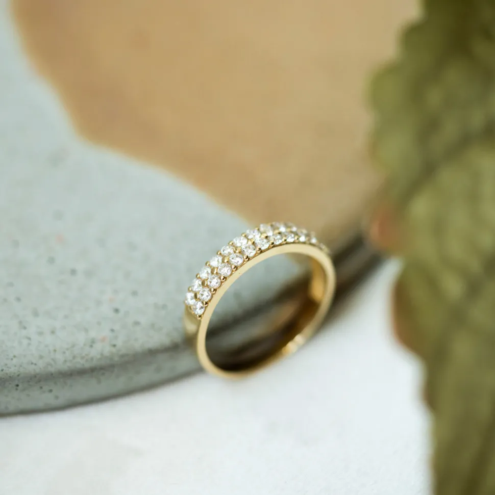Pan Jewelry – Ring i gult gull med zirkonia i to rader