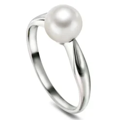 PAN Jewelry – Ring i hvitt gull med ferskvannsperle