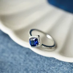 Pan Jewelry – Ring i sølv med blå zirkonia