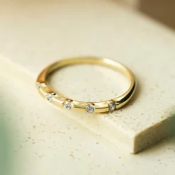 PAN Jewelry – Tynn ring i forgyldt sølv med zirkonia