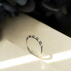 Pan Jewelry – Tynn ring i sølv med zirkonia