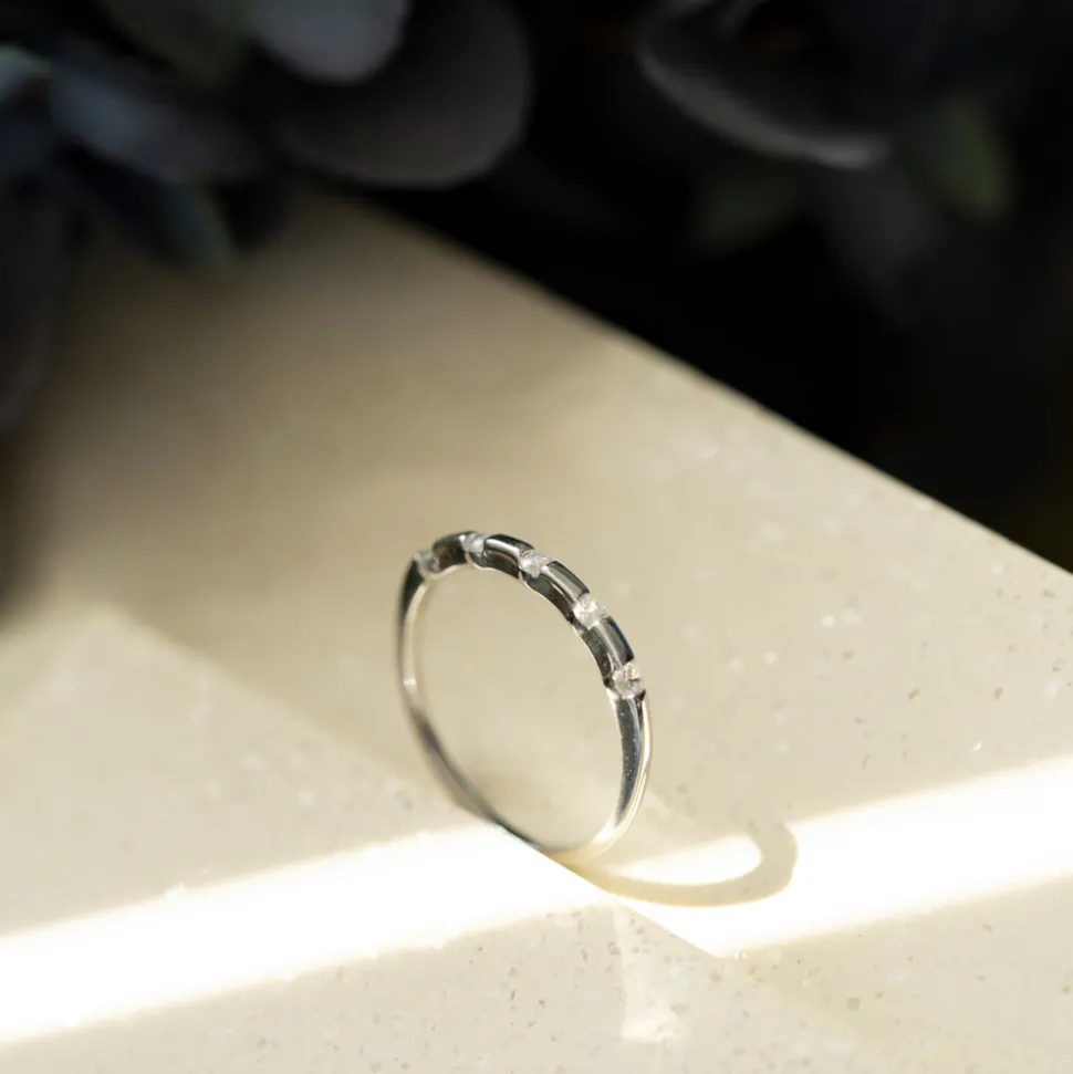 Pan Jewelry – Tynn ring i sølv med zirkonia