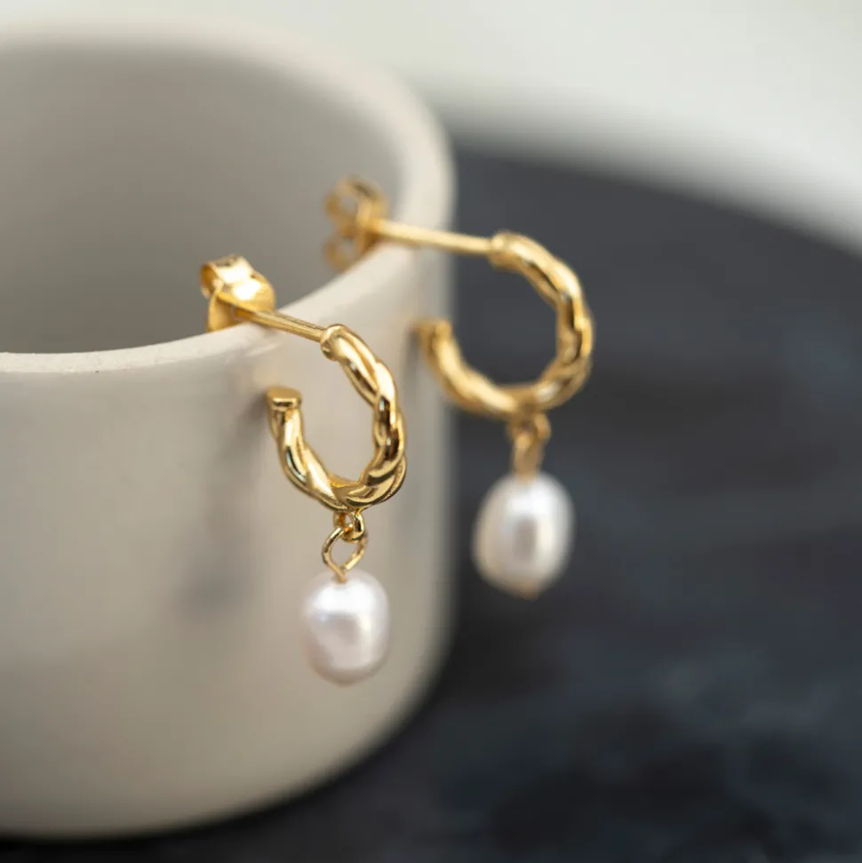 PAN Jewelry Classic – Oda ørepynt i forgylt sølv med ferskvannsperler