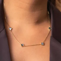 Pan Jewelry Trend – Halssmykke i forgyldt sølv med grå perlemor kløver