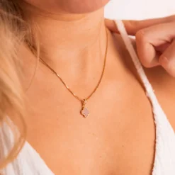 Pan Jewelry Trend – Halssmykke i forgyldt sølv med dus rosa kløver
