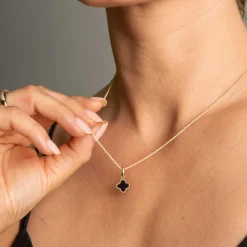 Pan Jewelry Trend – Halssmykke i forgyldt sølv med sort kløver