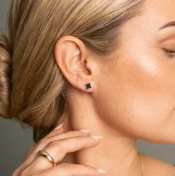 Pan Jewelry Trend – Ørepynt i forgyldt sølv med sort emalje, firkløver