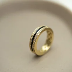PAN Jewelry Trend – Vegas ring i forgylt sølv med zirkonia og sort emalje