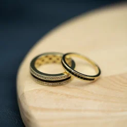PAN Jewelry Trend – Vegas ring i forgylt sølv med zirkonia og sort emalje