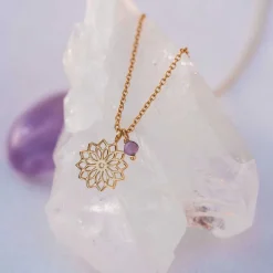 Serenity by Gulldia – Kronechakra halssmykke i forgylt sølv, ametyst