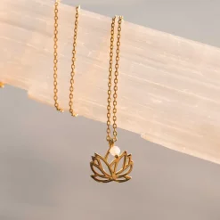 Serenity by Gulldia – Lotus halssmykke i forgylt sølv, rosenkvarts