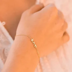 Serenity by Gulldia – Love armbånd i forgylt sølv og rosenkvarts