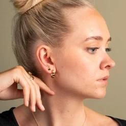 Shapes by Gulldia – Aura ørepynt i forgylt sølv med sort emalje