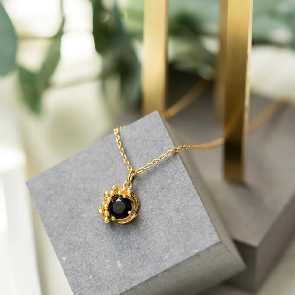 Shapes by Gulldia – Halo halssmykke i forgylt sølv med sort zirkonia