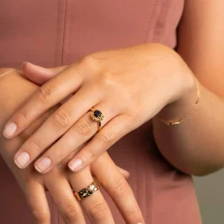Shapes by Gulldia – Halo ring i forgylt sølv med sort zirkonia