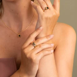 Shapes by Gulldia – Stone ring i forgylt sølv med sort zirkonia