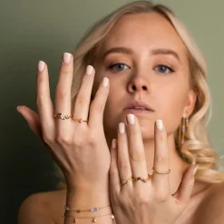 Shapes by Gulldia – Wave ring i forgyldt sølv med zirkonia