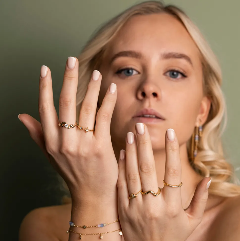 Shapes by Gulldia – Wave ring i forgyldt sølv med zirkonia