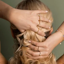 Shapes by Gulldia – Wave ring i forgyldt sølv med zirkonia