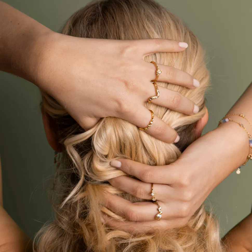 Shapes by Gulldia – Wave ring i forgyldt sølv med zirkonia