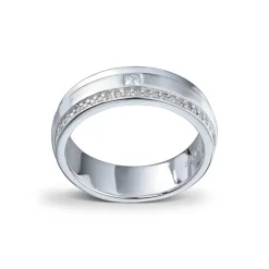 Silver by Frisenberg – Bred ring i sølv med zirkonia