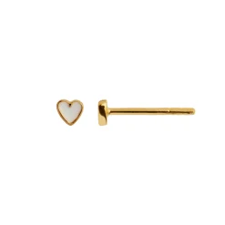 Stine A Jewelry – Petit Love Heart ørepynt i forgylt sølv med hvit emalje